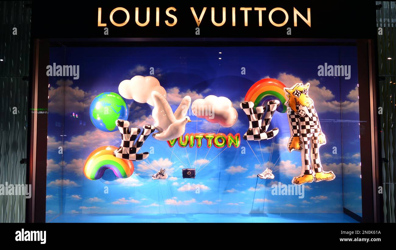 Varsavia, Polonia. 22 febbraio 2021. Negozio Louis Vuitton. Borse da donna, che combinano stile classico, design senza tempo e la massima qualità Foto Stock