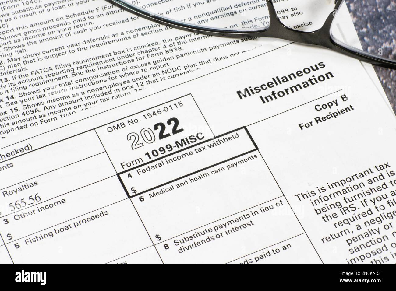 Lago Elsinore, CA, USA - 5 gennaio 2023: Primo piano dell'angolo in alto a destra del modulo Internal Revenue Service 1099-MISC Foto Stock