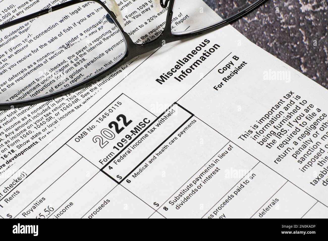 Lago Elsinore, CA, USA - 5 gennaio 2023: Primo piano dell'angolo in alto a destra del modulo Internal Revenue Service 1099-MISC Foto Stock