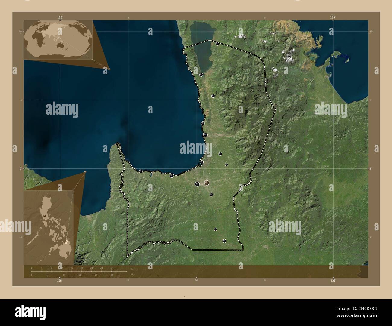 Agusan del Norte, provincia delle Filippine. Mappa satellitare a bassa risoluzione. Posizioni delle principali città della regione. Mappe delle posizioni ausiliarie degli angoli Foto Stock