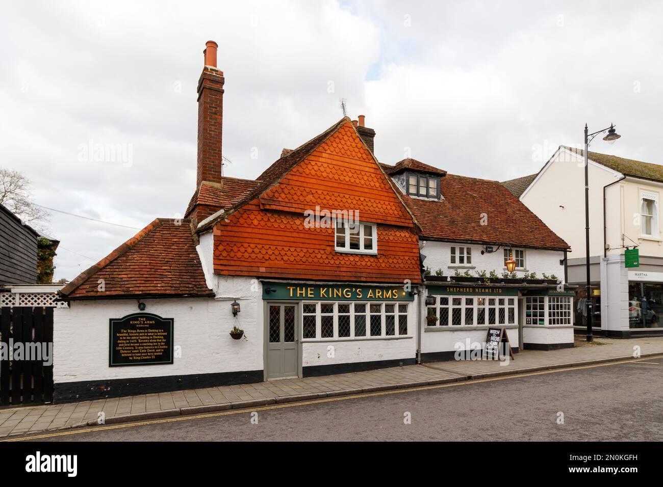 The King's Arms, una casa pubblica costruita nel 1405 in West Street, Dorking. Il pub ha collegamenti con Charles il secondo e Charles Dickens e si trova nel cuore di Dorking. Foto Stock