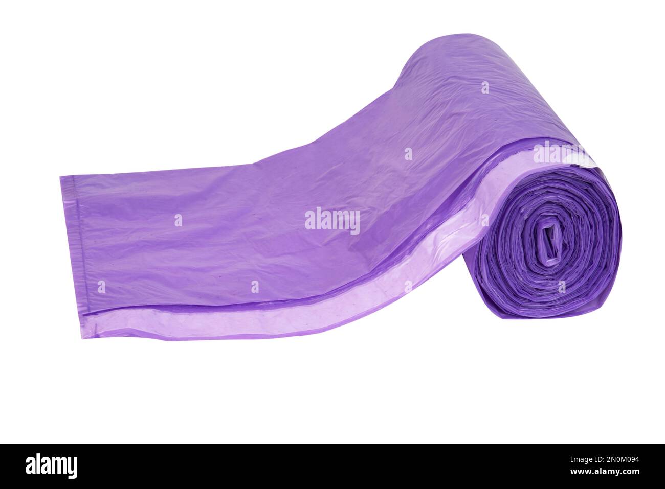 Violetta rotolo di plastica Sacchi spazzatura isolati su sfondo bianco Foto Stock