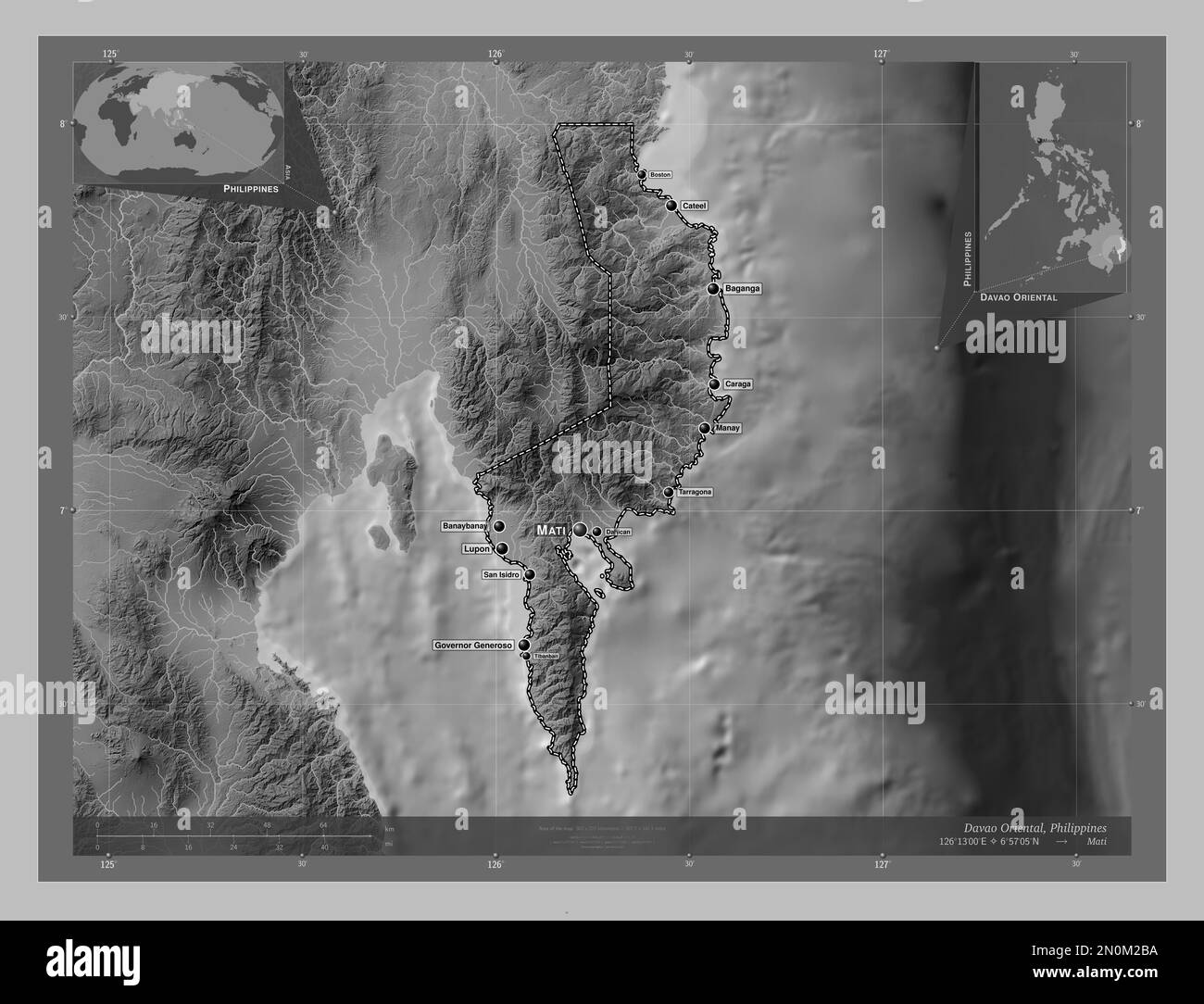 Davao Oriental, provincia delle Filippine. Mappa in scala di grigi con laghi e fiumi. Località e nomi delle principali città della regione. Angolo auxi Foto Stock