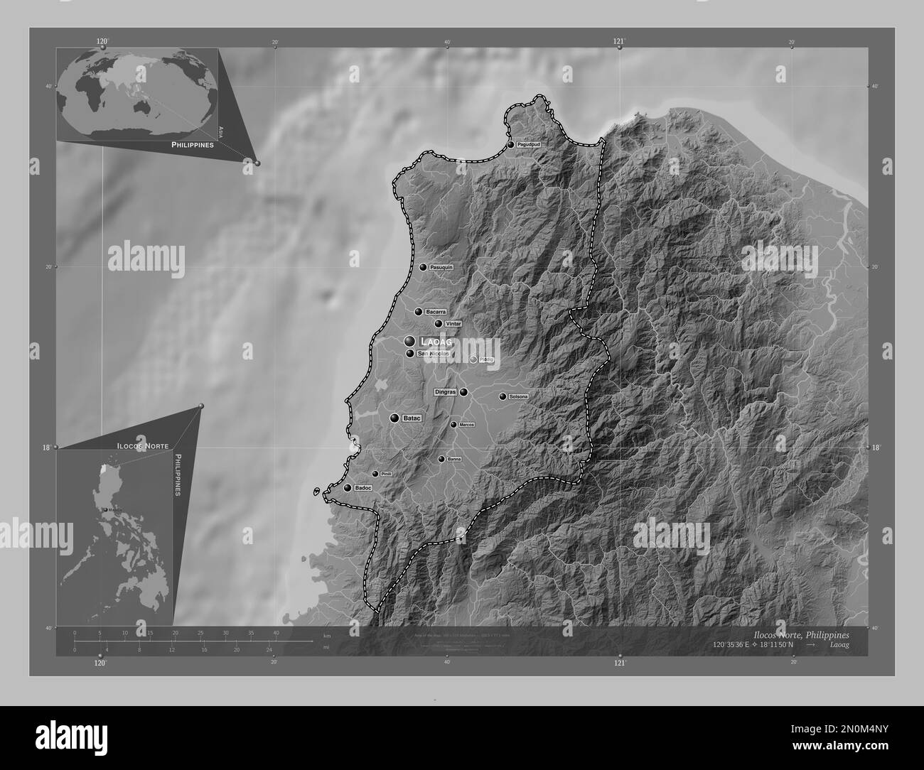 Ilocos Norte, provincia delle Filippine. Mappa in scala di grigi con laghi e fiumi. Località e nomi delle principali città della regione. Angolo auxili Foto Stock