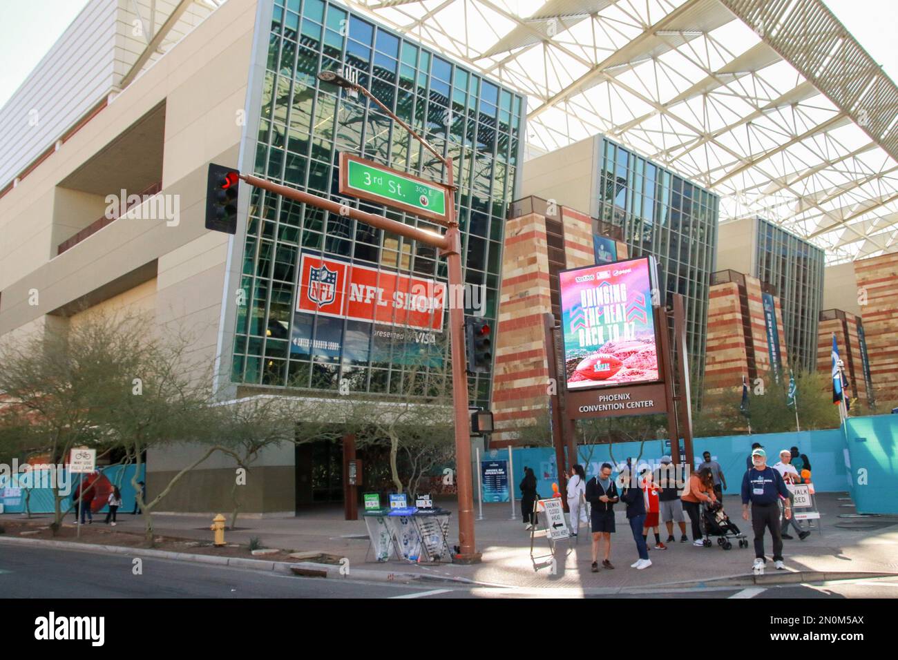 Un negozio NFL è aperto durante il Super Bowl Experience a Phoenix, Arizona USA, il 5 febbraio 2023. Presentato da LoweÕs, questo parco a tema di calcio della NFL offre giochi interattivi, la possibilità di ottenere autografie da star player e scattare foto con gli anelli del Super Bowl e il trofeo vince Lombardy durante la settimana che porta al Super Bowl LVII. (Foto di: Alexandra Buxbaum/Sipa USA) Credit: Sipa USA/Alamy Live News Foto Stock