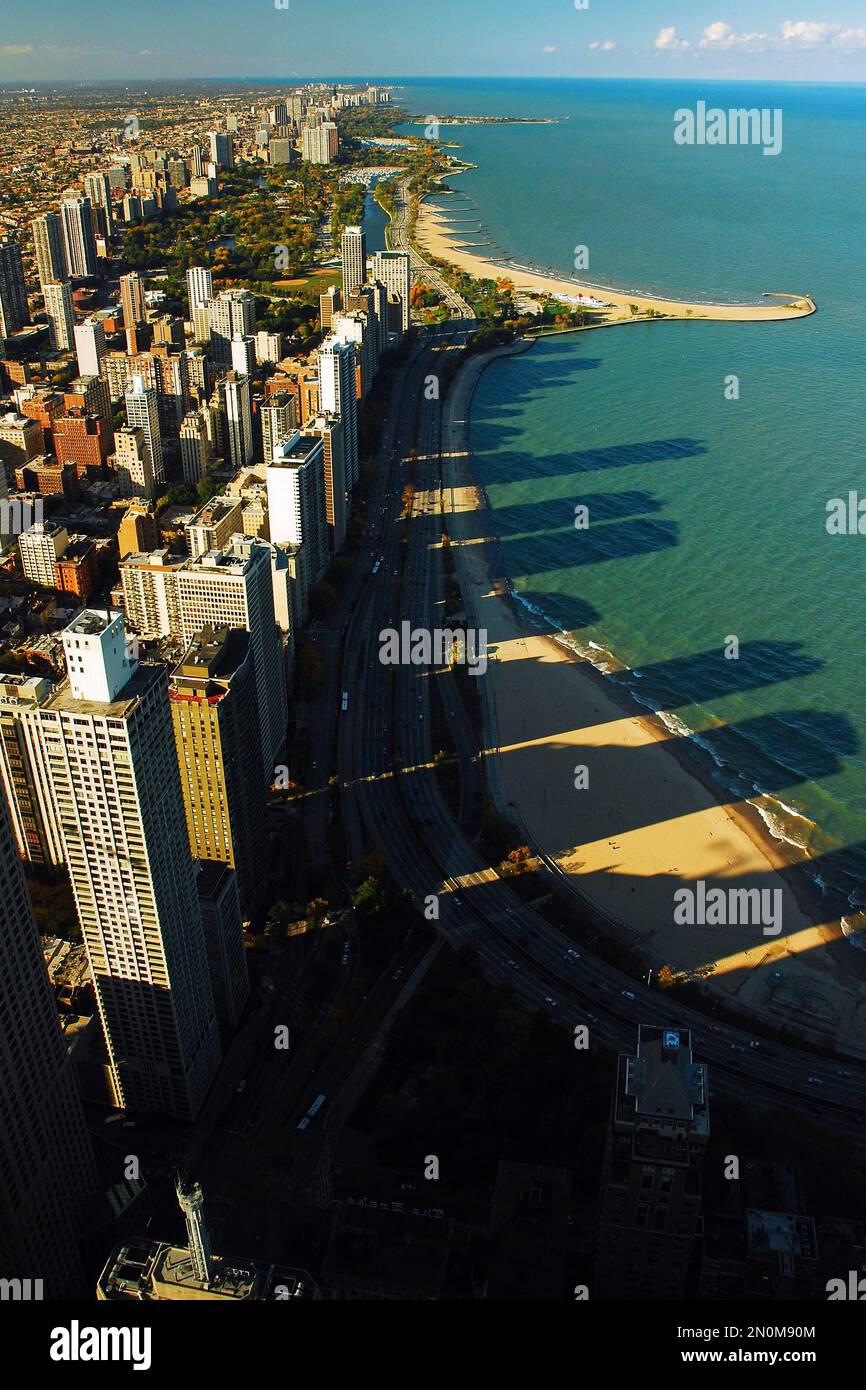 Gli edifici del lungolago di Chicago si estendono sul lago Michigan Foto Stock