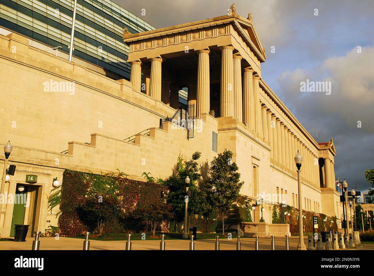 Soldier Field, sede della squadra di calcio americana dei Chicago Bears, è stato progettato per assomigliare a un tempio greco e funge da monumento militare Foto Stock