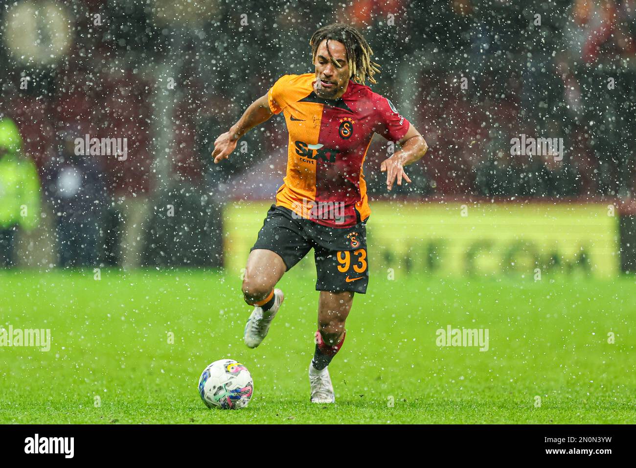 ISTANBUL, TURCHIA - 5 FEBBRAIO: Sacha Boey di Galatasaray durante la partita turca Super Lig tra Galatasaray e Trabzonspor a Nef Stadyumu il 5 febbraio 2023 a Istanbul, Turchia (Foto di Orange Pictures) Foto Stock