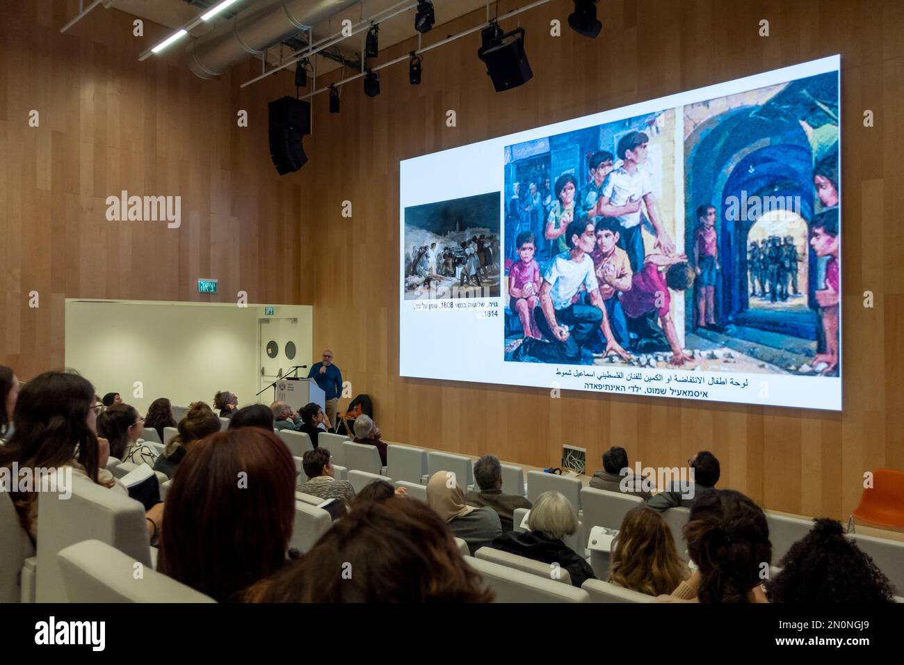 Il Dr. Hosni Alkhativ Shahada parla di arte palestinese durante una conferenza sulla ribellione nel nuovo edificio della Bezalel School of Art situata a Migrash HaRusim (composto russo) a Gerusalemme Ovest in Israele Foto Stock
