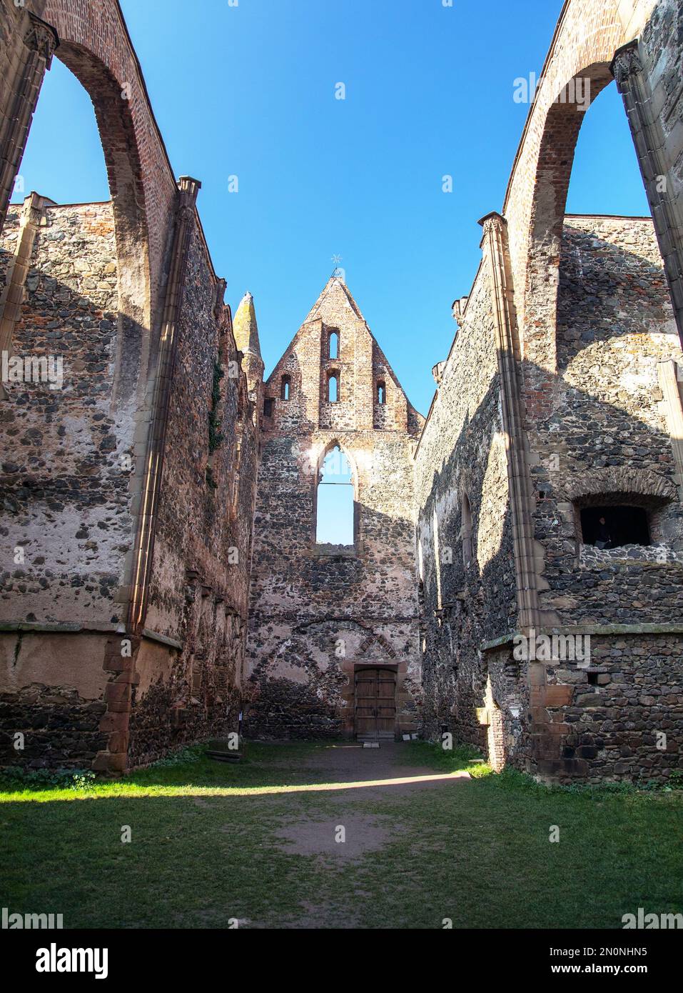 Rosa coeli, rovine della chiesa e del monastero, Dolni Kounice vicino alla città di Ivancice, Moravia meridionale, Repubblica Ceca Foto Stock