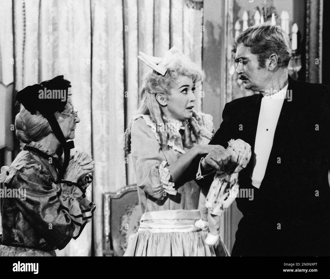 FILE - This 1966 file photo shows, from left, actors Irene Ryan, Donna Douglas, and Buddy Ebsen in a scene from the television series "The Beverly Hillbillies." Douglas, who played the tomboy Elly May Clampett on the hit 1960s sitcom, died at the age of 82 on Jan. 1, 2015 of pancreatic cancer. (AP Photo) Foto Stock