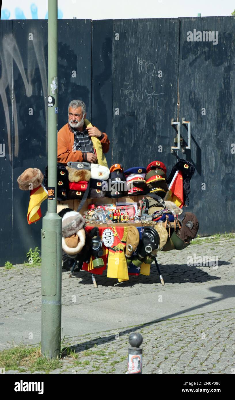 Strassenverkaeufer bietet an einem Stand Ostblock-Militaria als souvenir an, Deutschland, Berlin Foto Stock