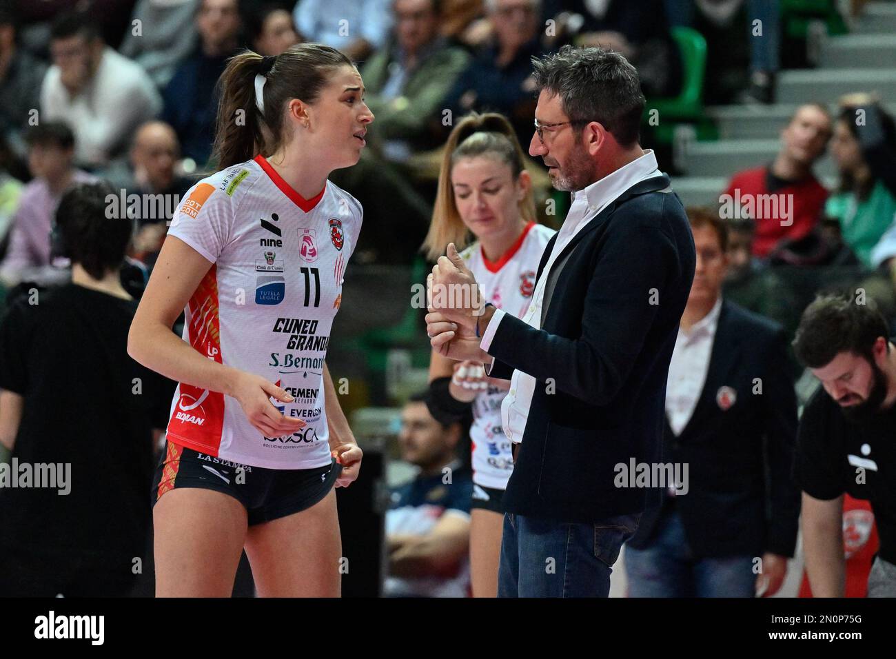 Pala Ubi Banca, Cuneo, Italia, 05 febbraio 2023, Gicquel Lucille (Bosca Cuneo)&#XA; e Simone&#XA;Gandin Cuneo)&#XA; allenatore durante Cuneo Granda Volley vs Volley Bergamo 1991 - Volley Serie Italiana A1 Women Match Foto Stock