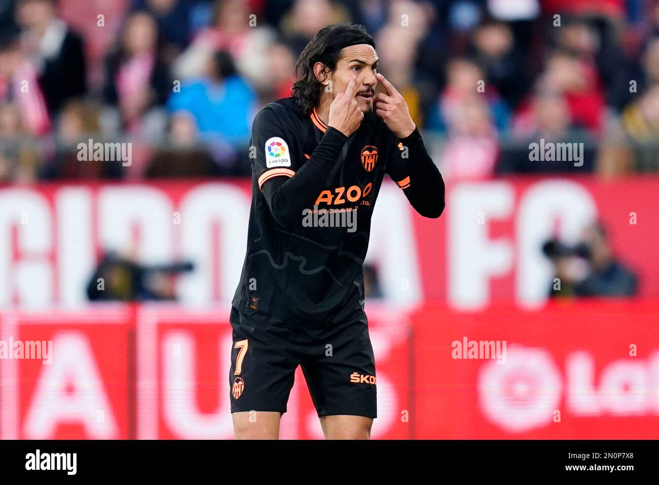 Edinson Cavani di Valencia CF protesta all'arbitro durante la partita la Liga tra Girona FC e Valencia CF disputata allo stadio Montilivi il 5 febbraio 2023 a Girona, Spagna. (Foto di Sergio Ruiz / PRESSIN) Foto Stock