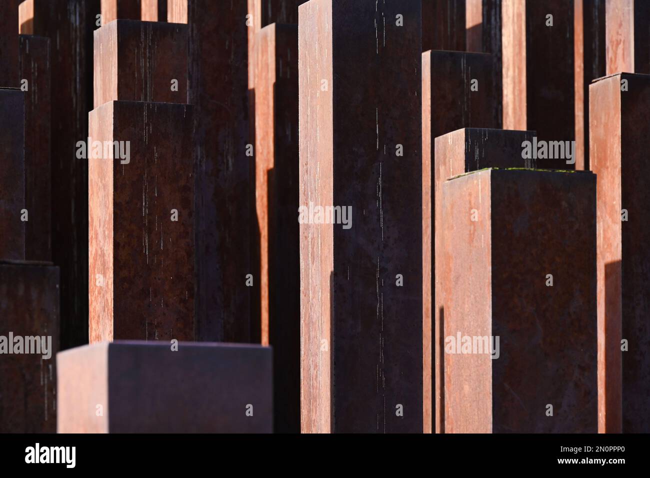 Colonne astratte arrugginite con motivi ombra in uno sfondo all'aperto Foto Stock