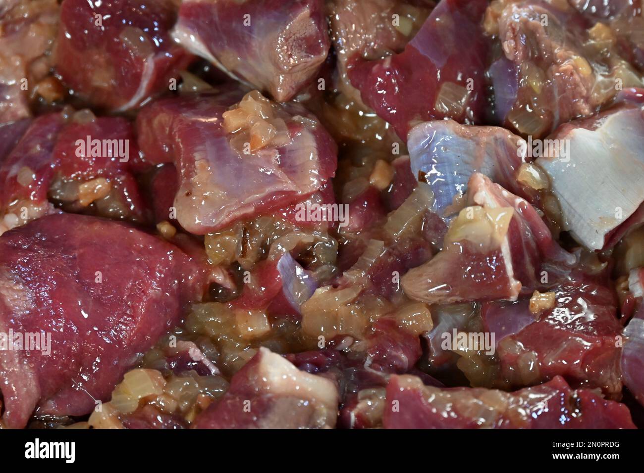 Primo piano della carne di cervo fresco cucinata per gulasch ungherese Foto Stock