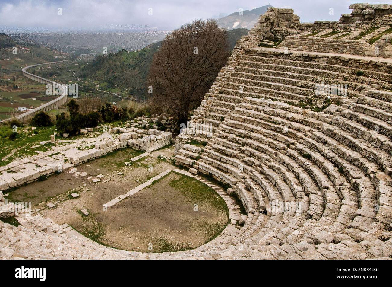 Teatro greco alle rovine di Segesta nella Sicilia nordoccidentale vicino ad Alcamo (Italia, Sicilia) Foto Stock