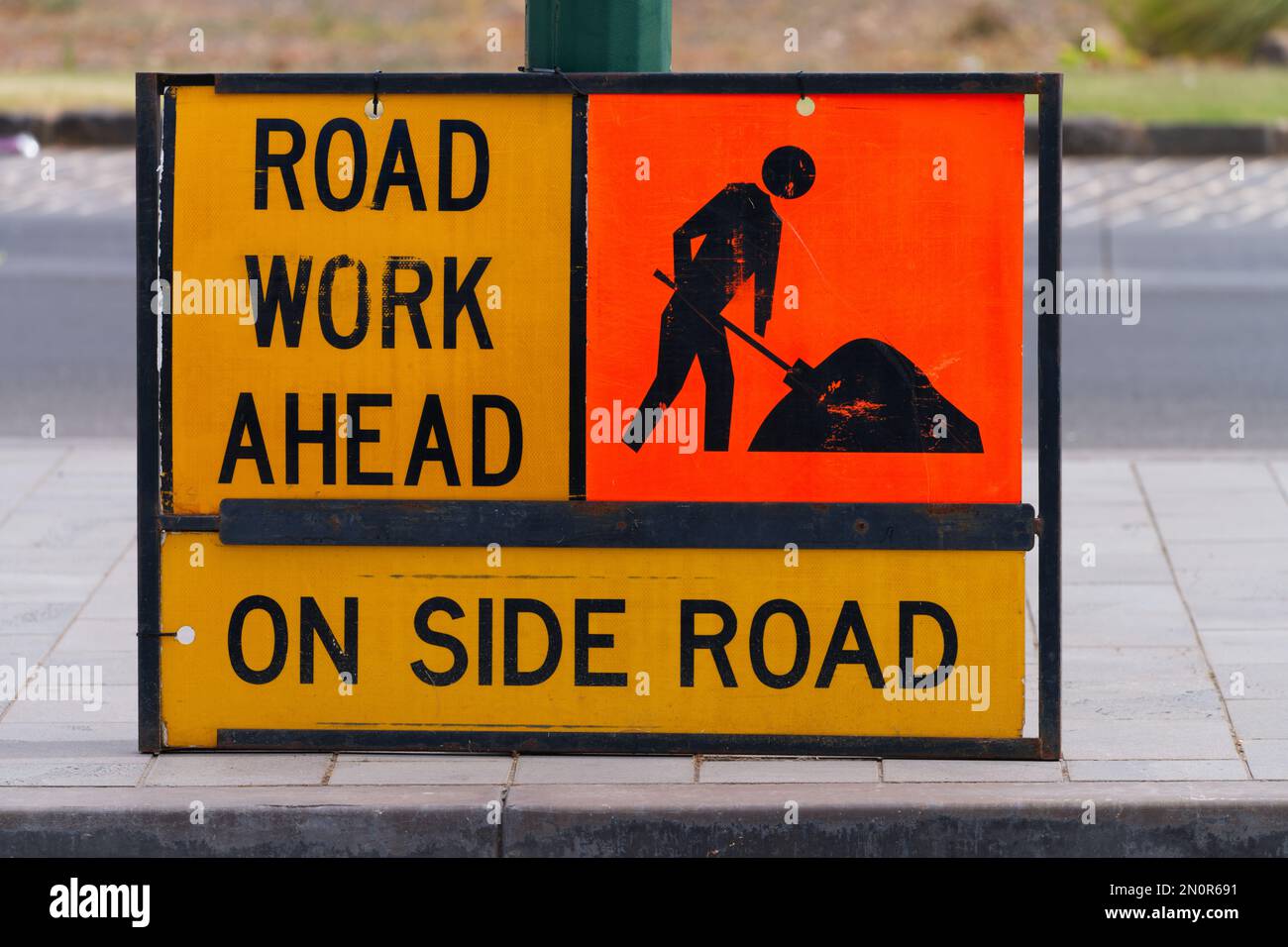 Road work ahead cartello che indica costruzione sulla strada laterale a Melbourne Australia. Foto Stock