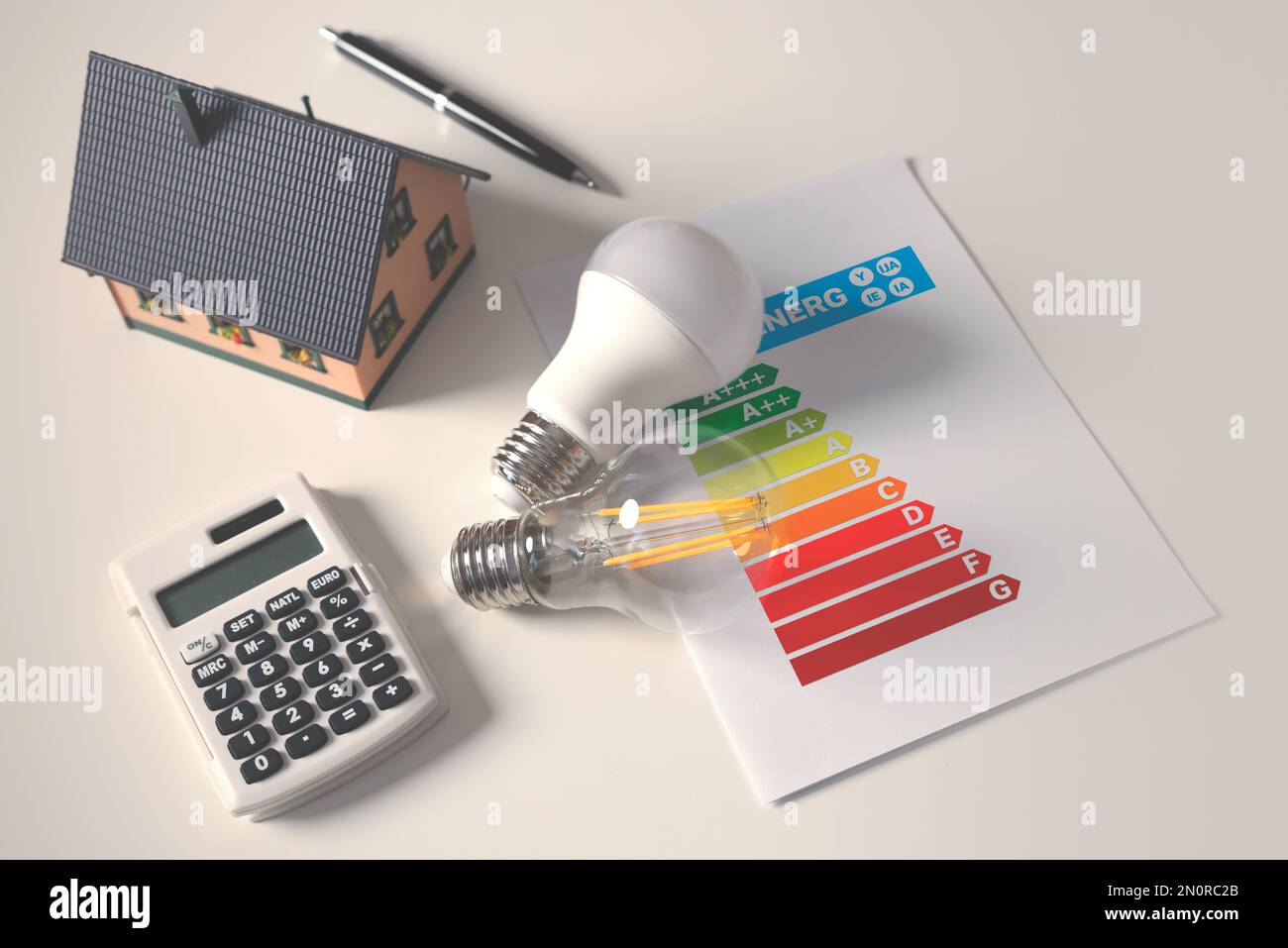 Tabella dei valori di energia con lampadine. Concetto di efficienza energetica. Nuova etichetta energetica UE, classificazione 2021 Foto Stock