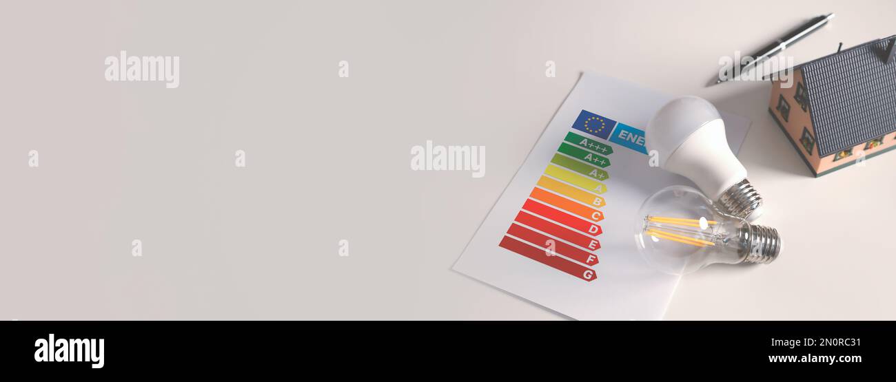 Tabella dei valori di energia con lampadine. Concetto di efficienza energetica. Nuova etichetta energetica UE, classificazione 2021 Foto Stock