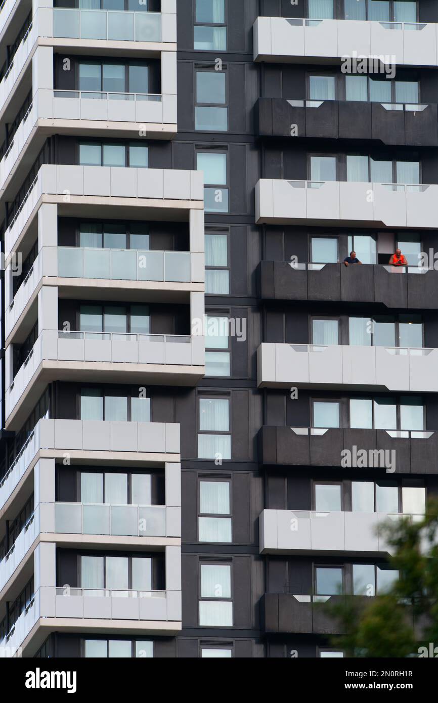 Le persone nell'edificio di appartamenti vista esterna che mostra uno stile di vita di un appartamento, Melbourne, Australia. Foto Stock