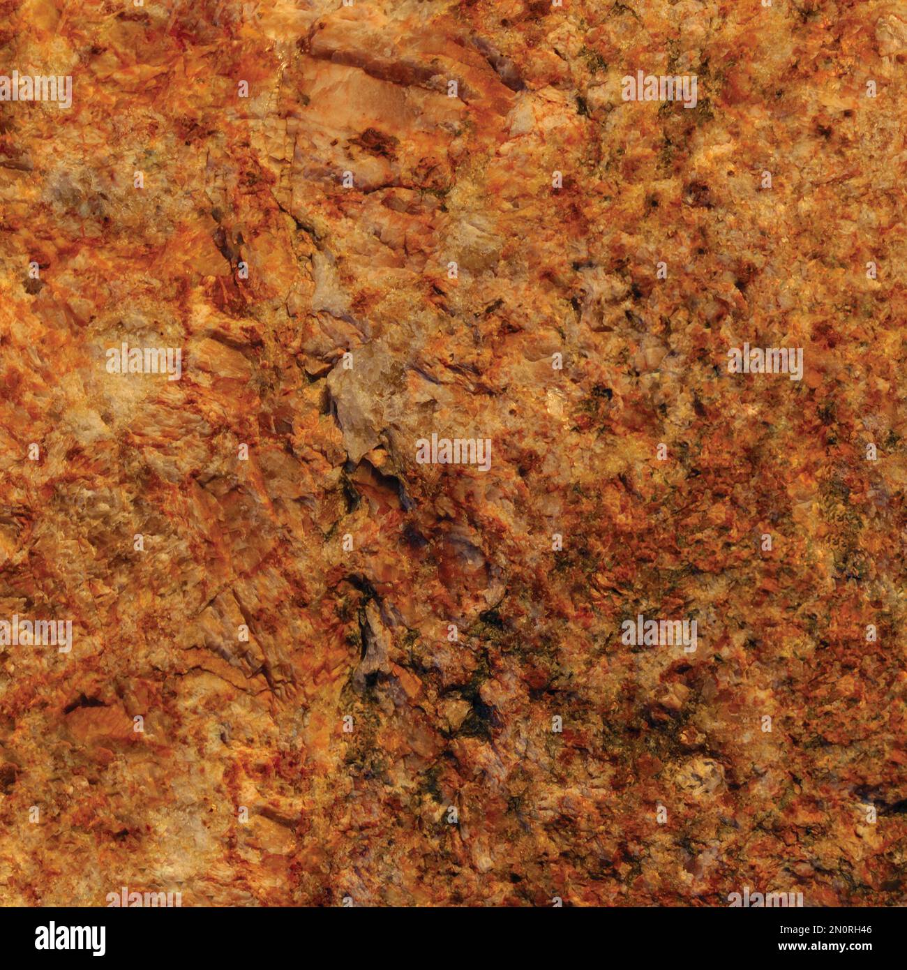 Greggi feldspato greggi pietra terracotta ignea, arrugginito arancione rosso oro giallo ambra sfondo orizzontale, struttura a cristalli chiari grossolani Foto Stock