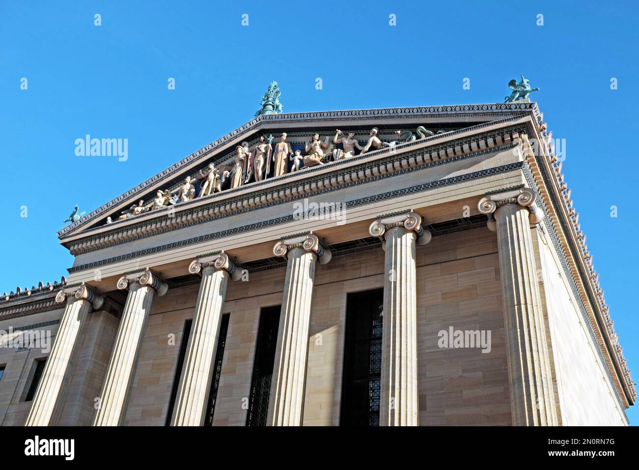 Il frontone sul Philadelphia Museum of Art di Carl Paul Jennewein raffigura 13 divinità e divinità greche con un tema di amore nella civiltà occidentale. Foto Stock