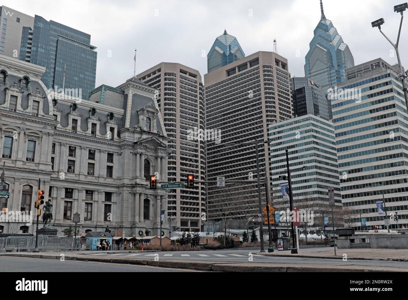 Lo storico municipio nel centro di Filadelfia, con i grattacieli del centro città che fanno da sfondo il 23 dicembre 2022. Foto Stock