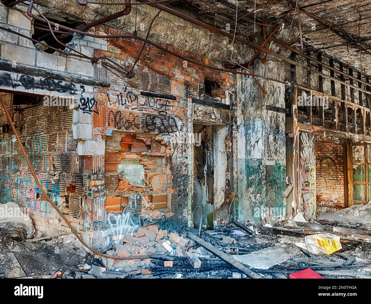 Una vista attraverso una porta vuota in una fabbrica automobilistica abbandonata a Detroit. Foto Stock