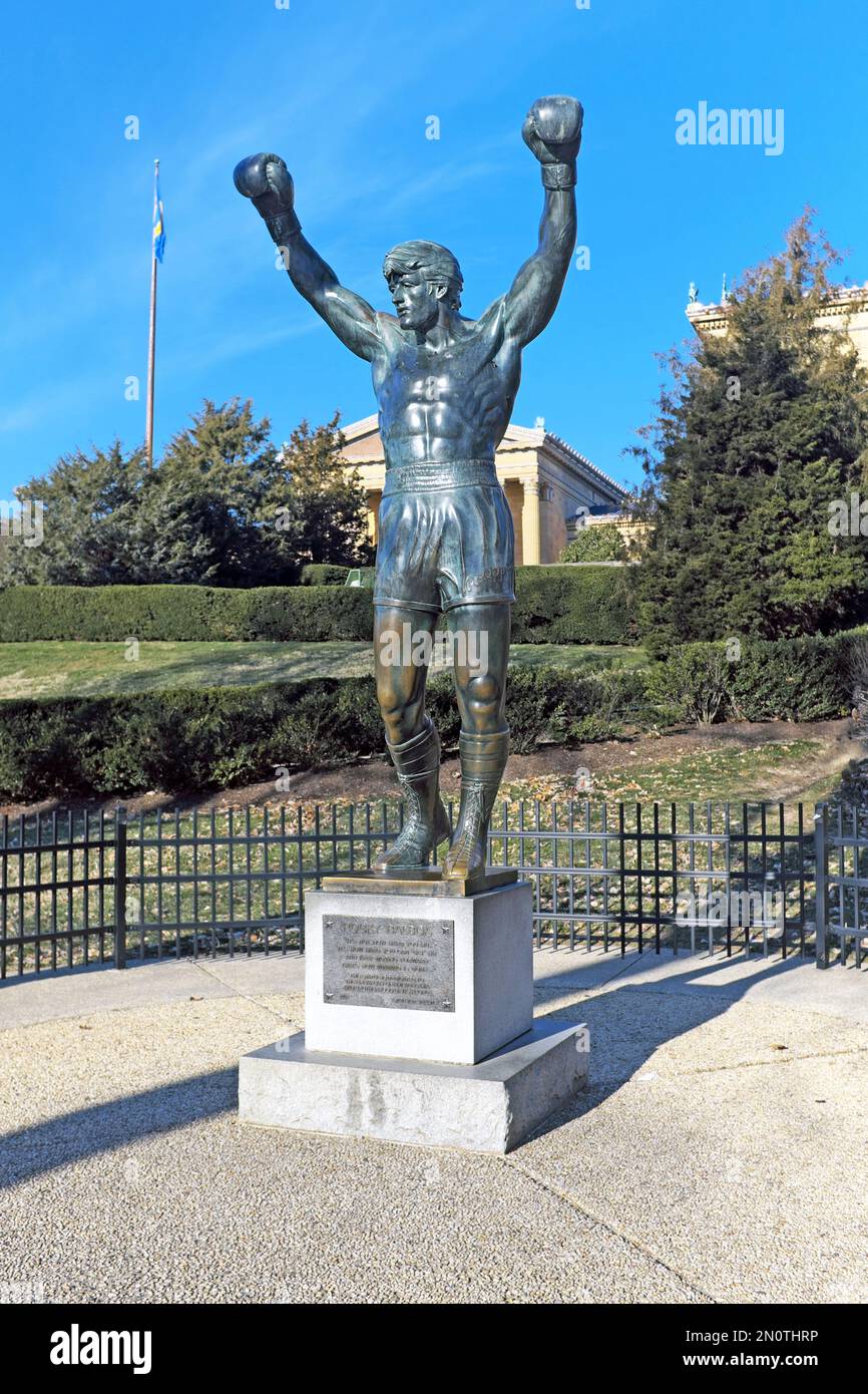 La statua di Rocky Balboa di circa dodici metri, situata vicino al Philadelphia Art Museum, fu commissionata e regalata da Sylvester Stallone. Foto Stock La statua di Rocky Balboa di circa dodici metri, situata vicino al Philadelphia Art Museum, fu commissionata e regalata da Sylvester Stallone. Foto Stock