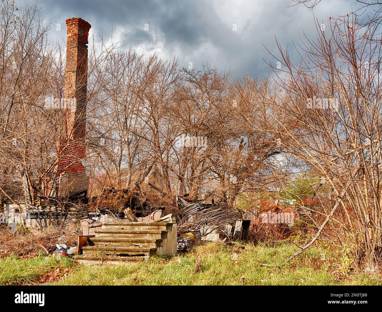 Un camino e la fondazione sono tutto ciò che rimane di una casa demolita in Highland Park. Foto Stock