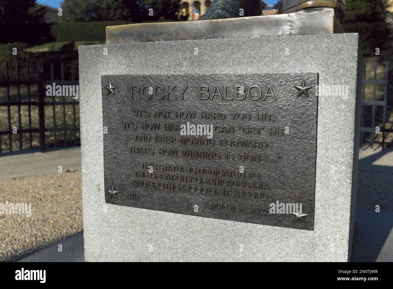 Sul piedistallo esterno è affissa una targa che custodisce la statua di Rocky Balboa di A. Thomas Schomberg. Foto Stock