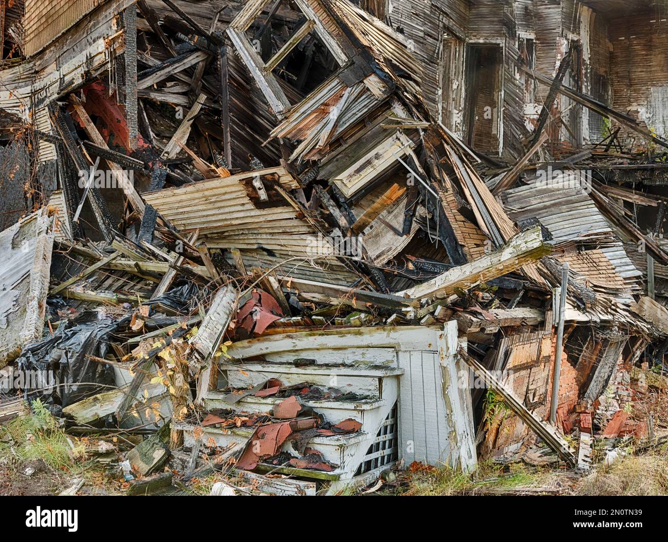 Un jumble di legno in una casa che è strappata giù genera uno sfondo quasi astratto. Foto Stock