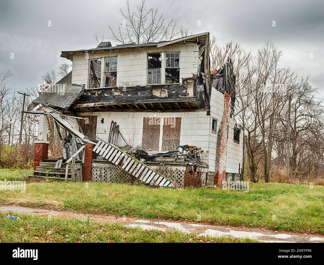 I resti di una casa bruciata in Highland Park stanno gradualmente cadendo come una rovina urbana. Foto Stock