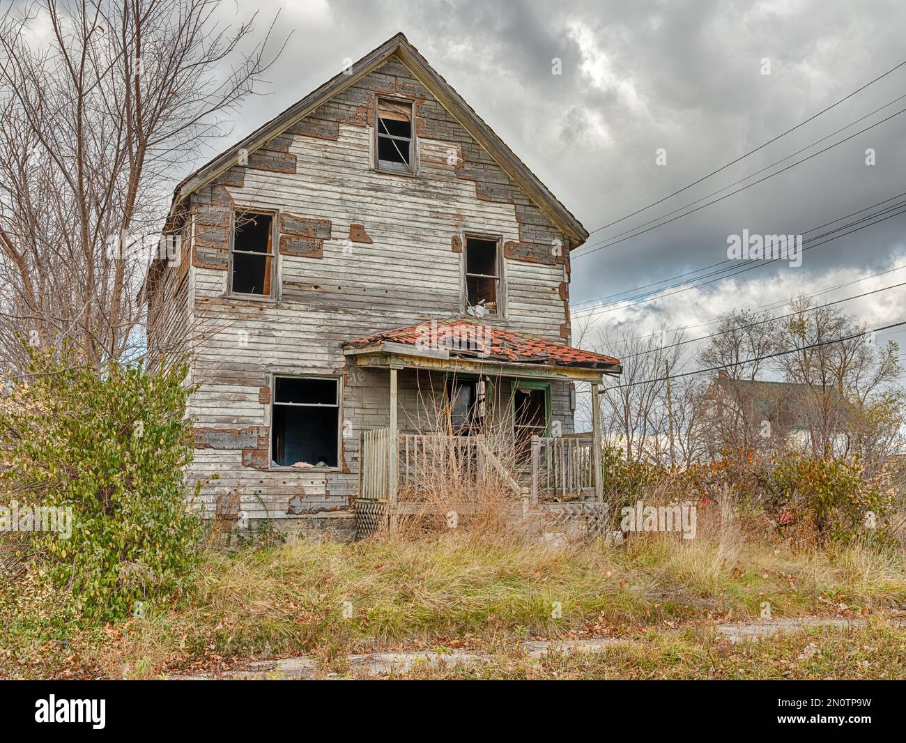 Una vecchia casa è stata abbandonata e lasciata a marcire negli elementi. Foto Stock
