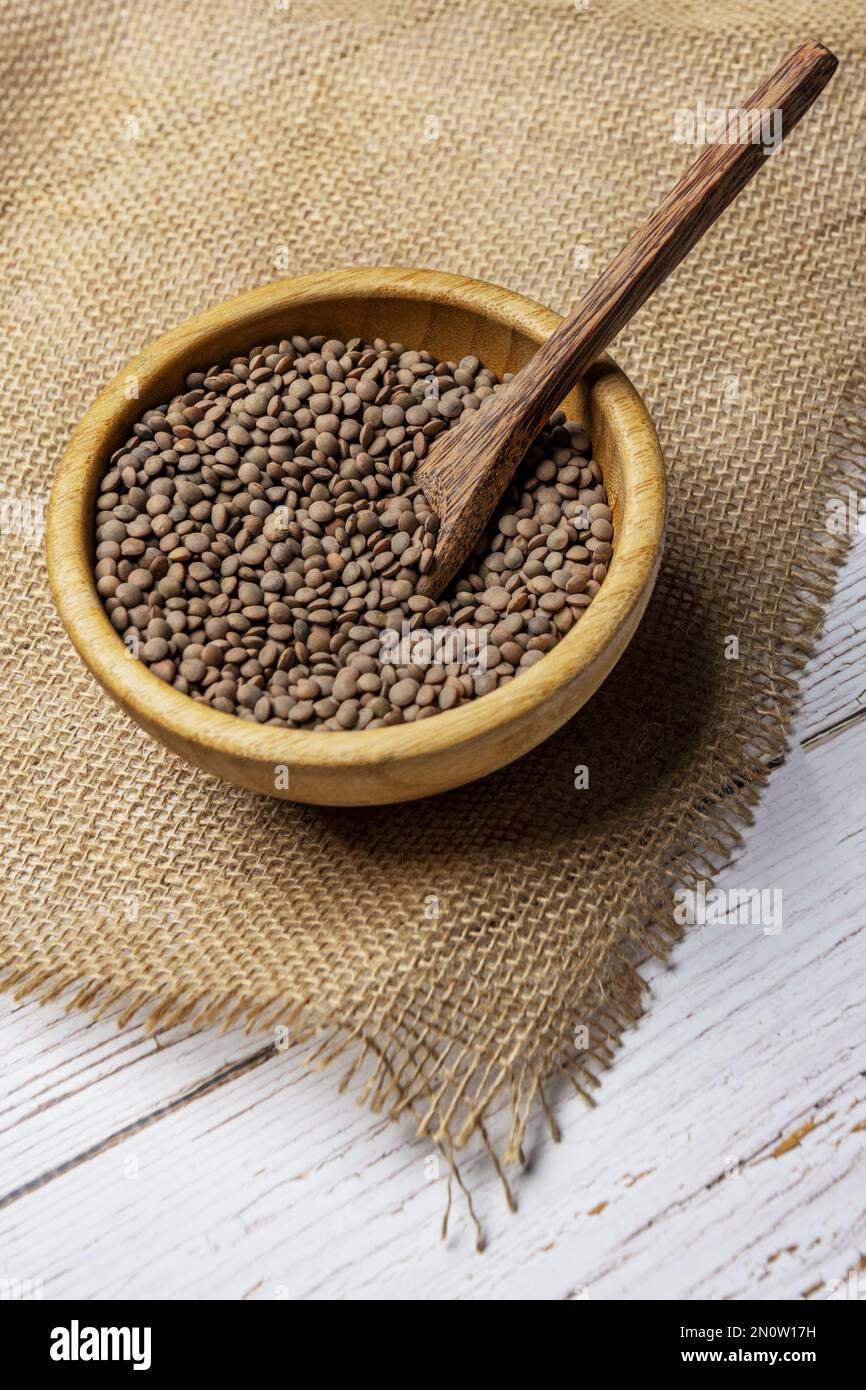 La parola lenti deriva dalla lente latina, lentis, che significa lentil,1 l'analogia è motivata dal fatto che un seme di lentil ha una curvatura simile Foto Stock