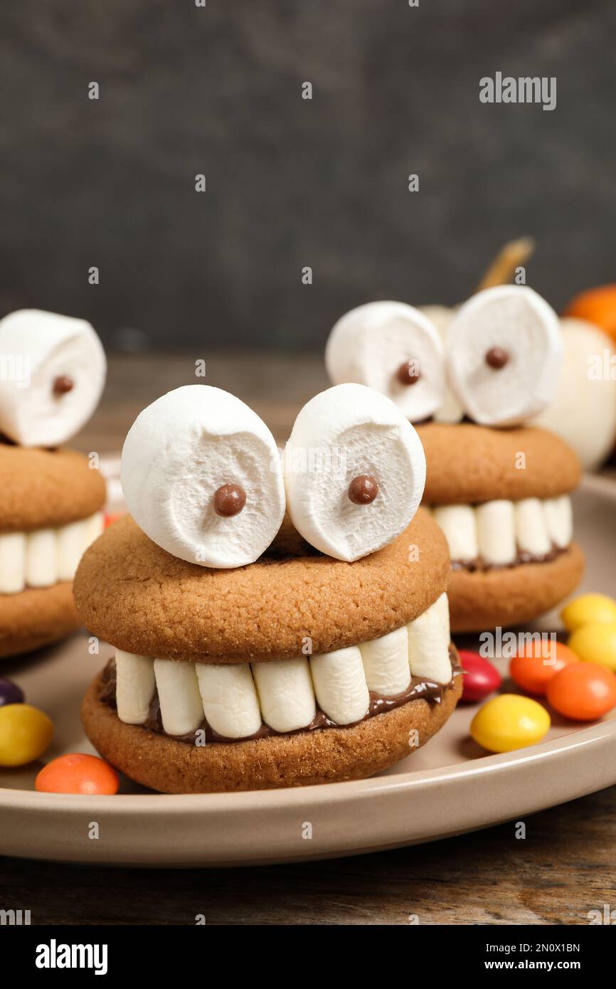 Delizioso dessert a tema Halloween su tavolo di legno, primo piano Foto Stock