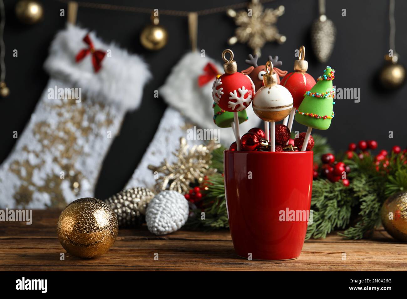 Deliziosi paps torta a tema Natale e decorazioni festive su tavolo di legno Foto Stock