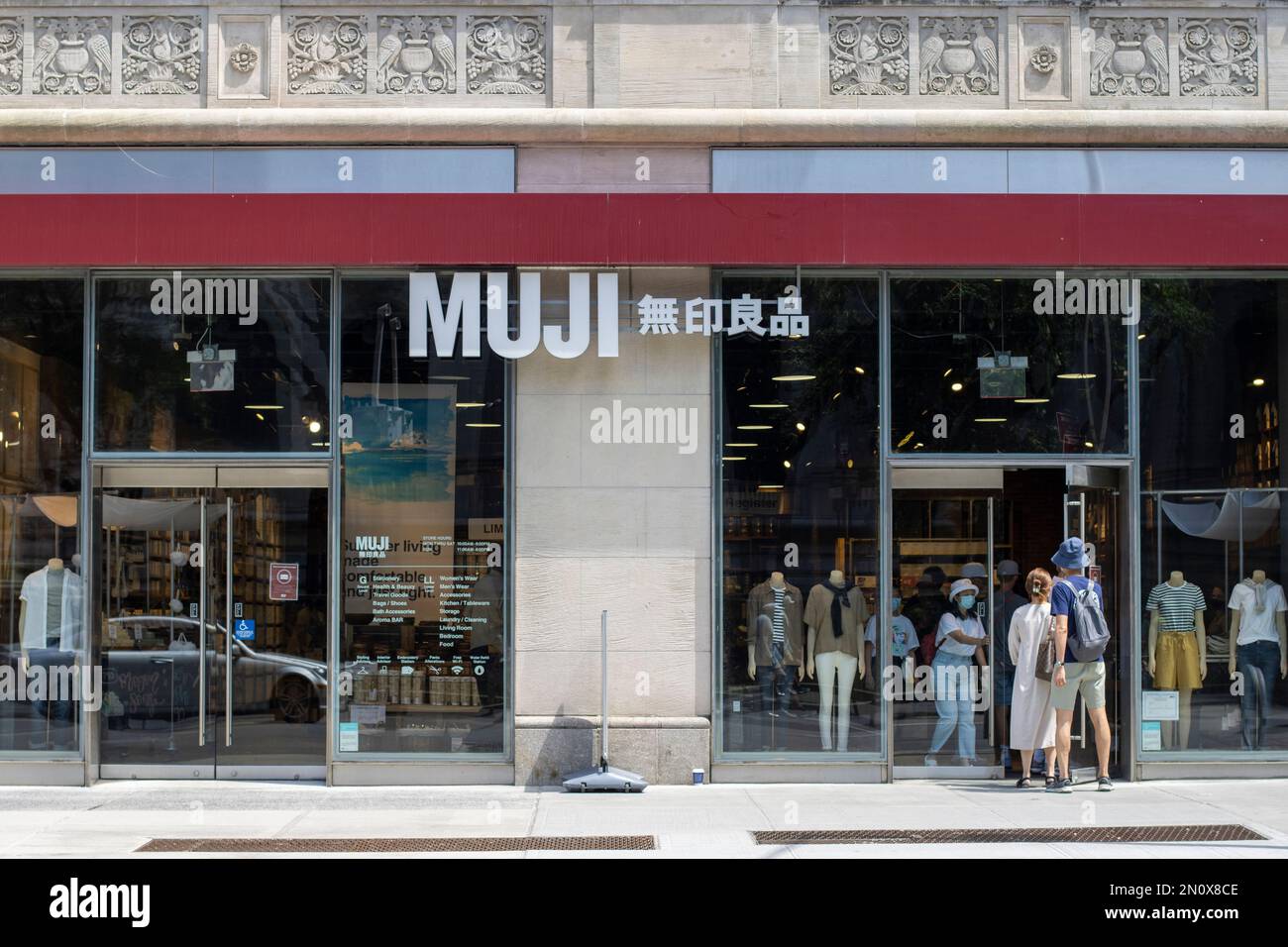 Vista frontale del negozio MUJI sulla Fifth Avenue a Midtown Manhattan, New York City, visto lunedì 4 luglio 2022. Foto Stock