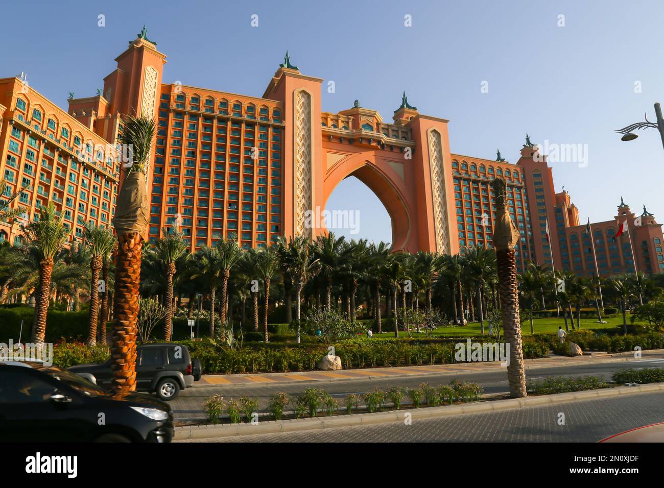 Dubai, Emirati Arabi Uniti - Febbraio 14,2022: Atlantis Palm Hotel presso l'isola artificiale delle palme di Dubai. Un bagliore dorato sulle acque turchesi dell'Arabo Foto Stock