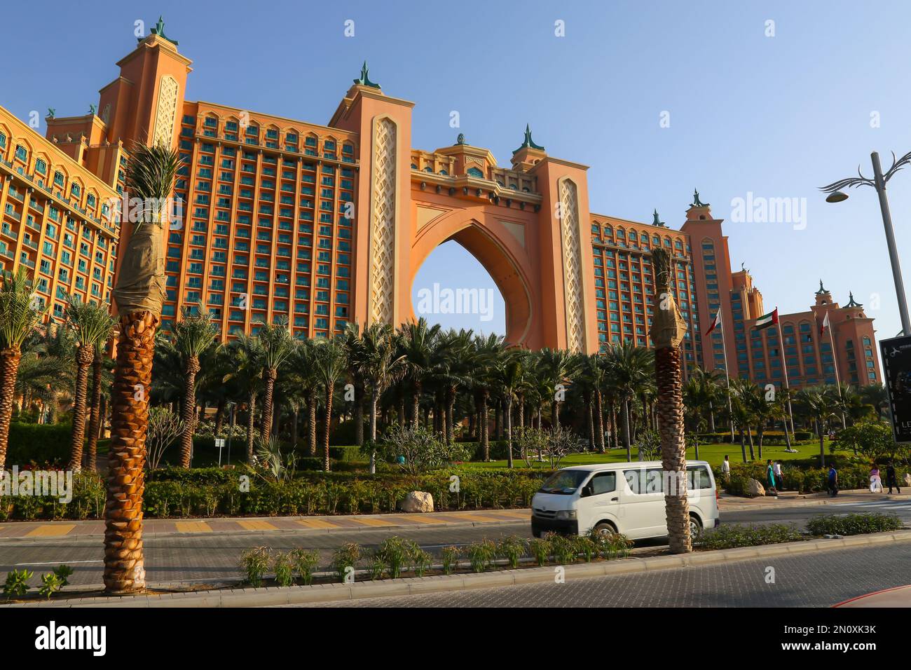 Dubai, Emirati Arabi Uniti - Febbraio 14,2022: Atlantis Palm Hotel presso l'isola artificiale delle palme di Dubai. Un bagliore dorato sulle acque turchesi dell'Arabo Foto Stock