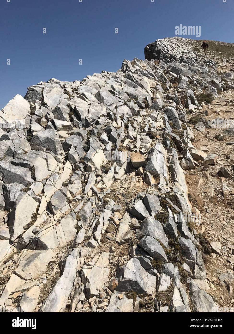 Alpinista arrampicata al Monte Uludag Grande vertice a Bursa, Turchia. Uludag è la montagna più alta della regione di Marmara. Foto Stock