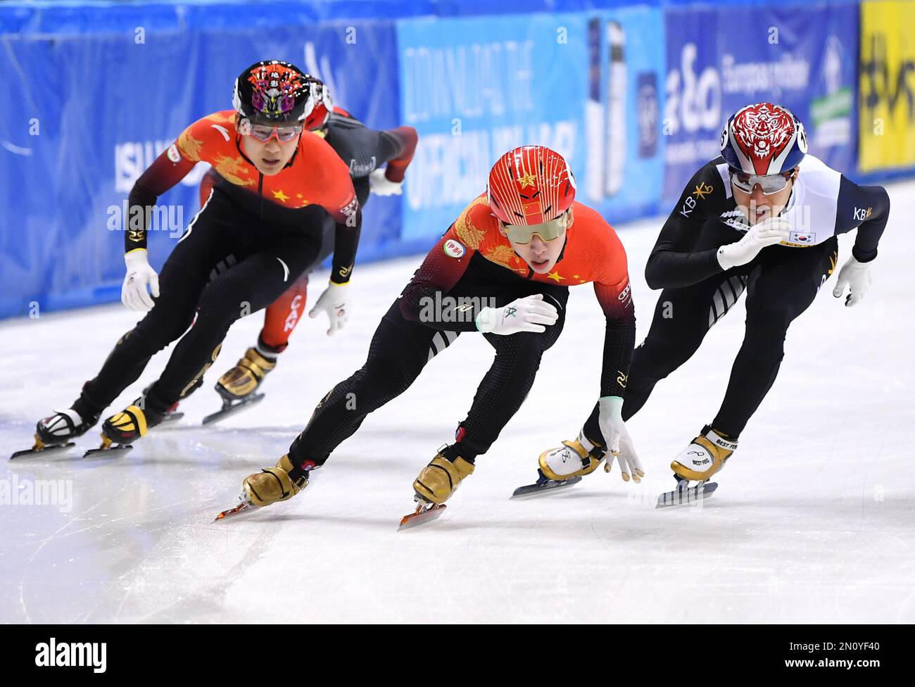 Dresda, Germania. 5th Feb, 2023. LIN Xiaojun (2nd R) della Cina compete  durante la finale maschile 500m A alla ISU World Cup Short Track Speed  Skating serie a Dresda, Germania, 5 febbraio