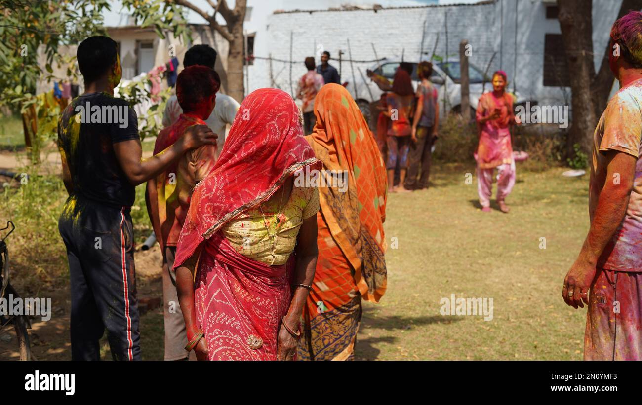 05 febbraio 2023 Jaipur, Rajasthan, India. La gente lancia i colori l'un l'altro durante la celebrazione di Holi Foto Stock