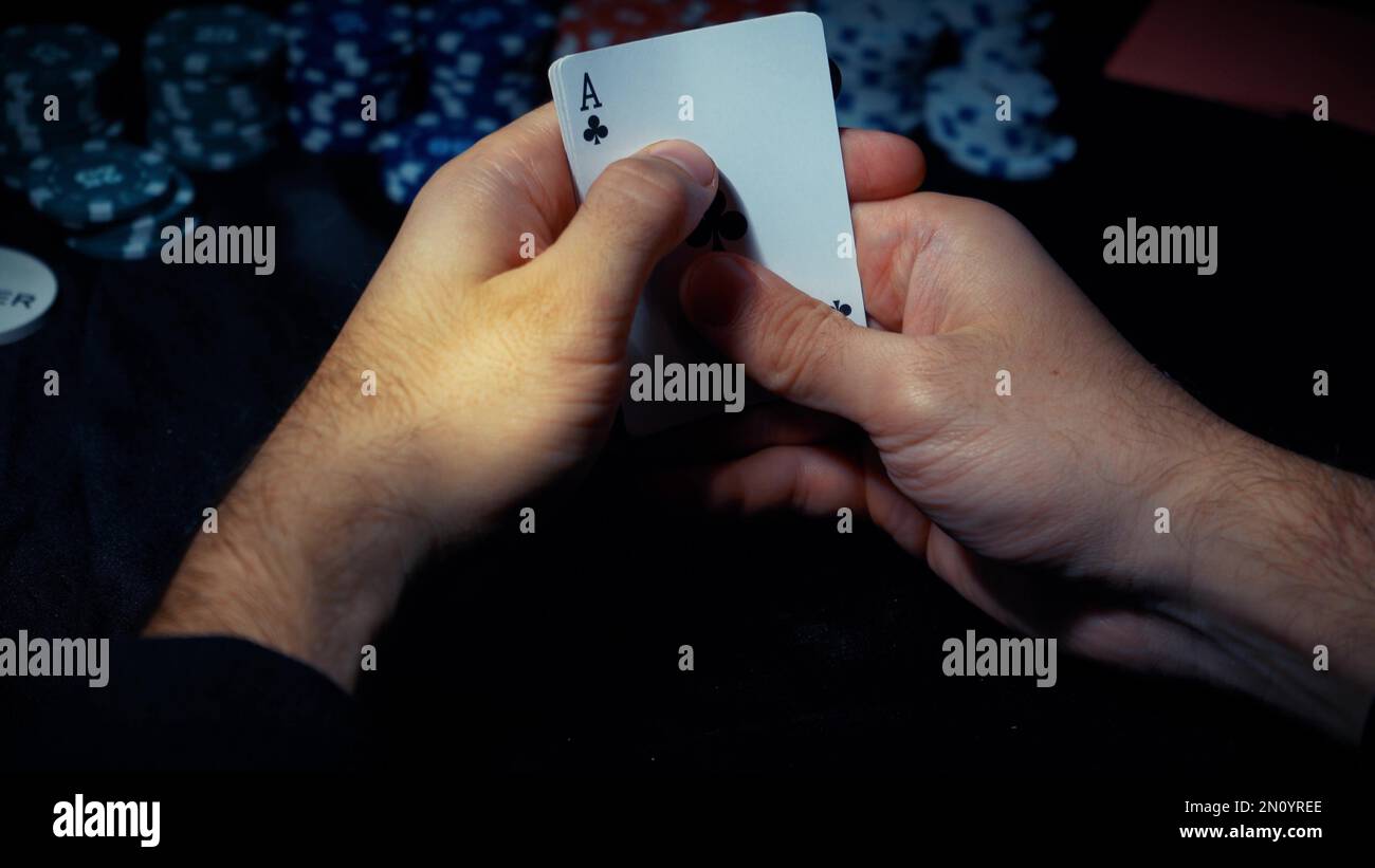 Il giocatore guarda l'arte mentre gioca a poker. Una combinazione di quattro assi, quattro di un genere, carte vincenti cadde Foto Stock