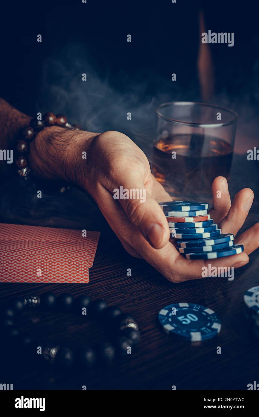 Il giocatore guarda l'arte mentre gioca a poker. Una combinazione di quattro assi, quattro di un genere, carte vincenti cadde Foto Stock