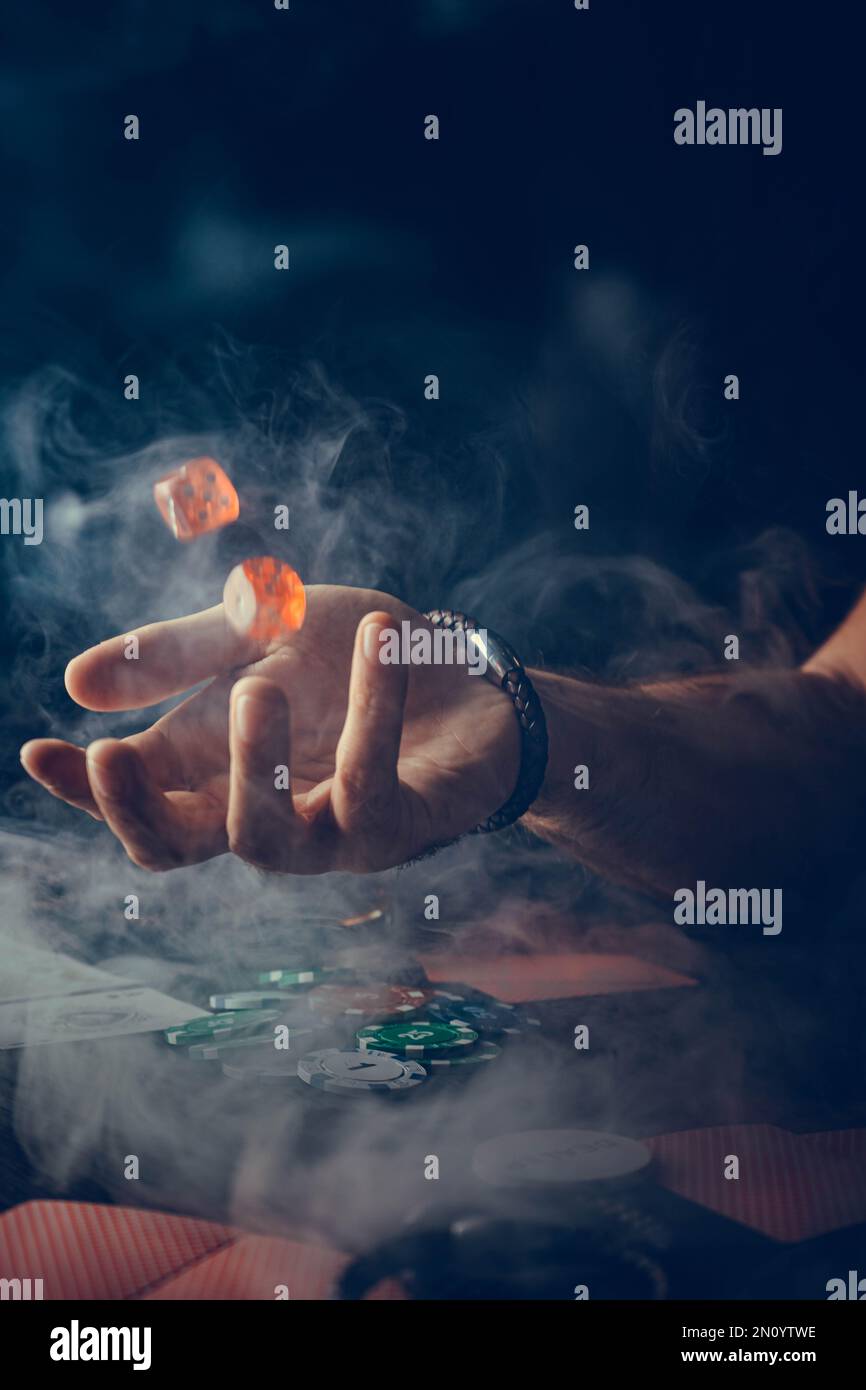 Il giocatore guarda l'arte mentre gioca a poker. Una combinazione di quattro assi, quattro di un genere, carte vincenti cadde Foto Stock
