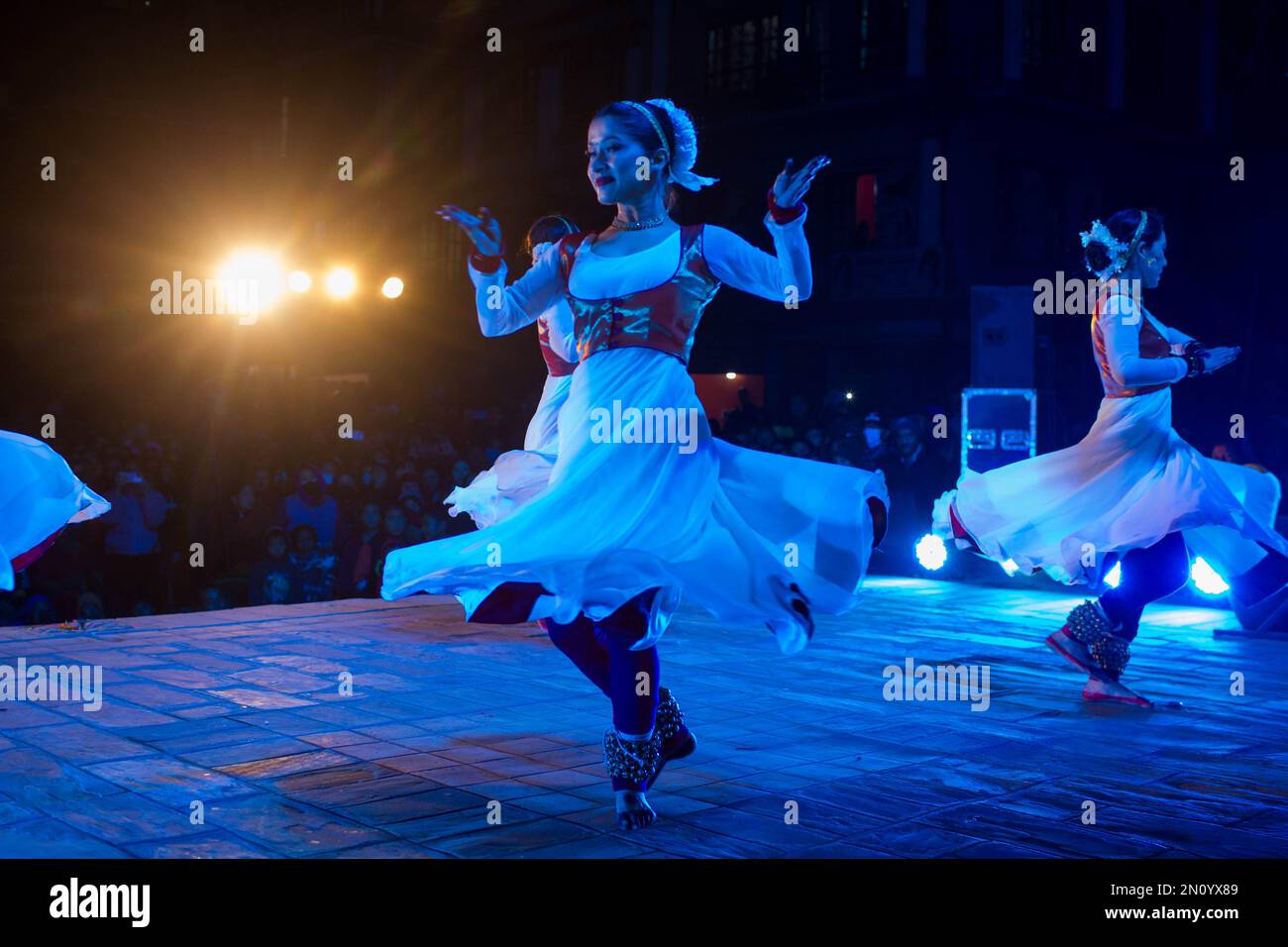 Kathmandu, Nepal. 5th Feb, 2023. Artisti spettacolo di scena durante l'ultimo giorno del mese Swasthani Brata Katha festival a Kathmandu, Nepal, 5 febbraio 2023. Credit: Sulav Shrestha/Xinhua/Alamy Live News Foto Stock