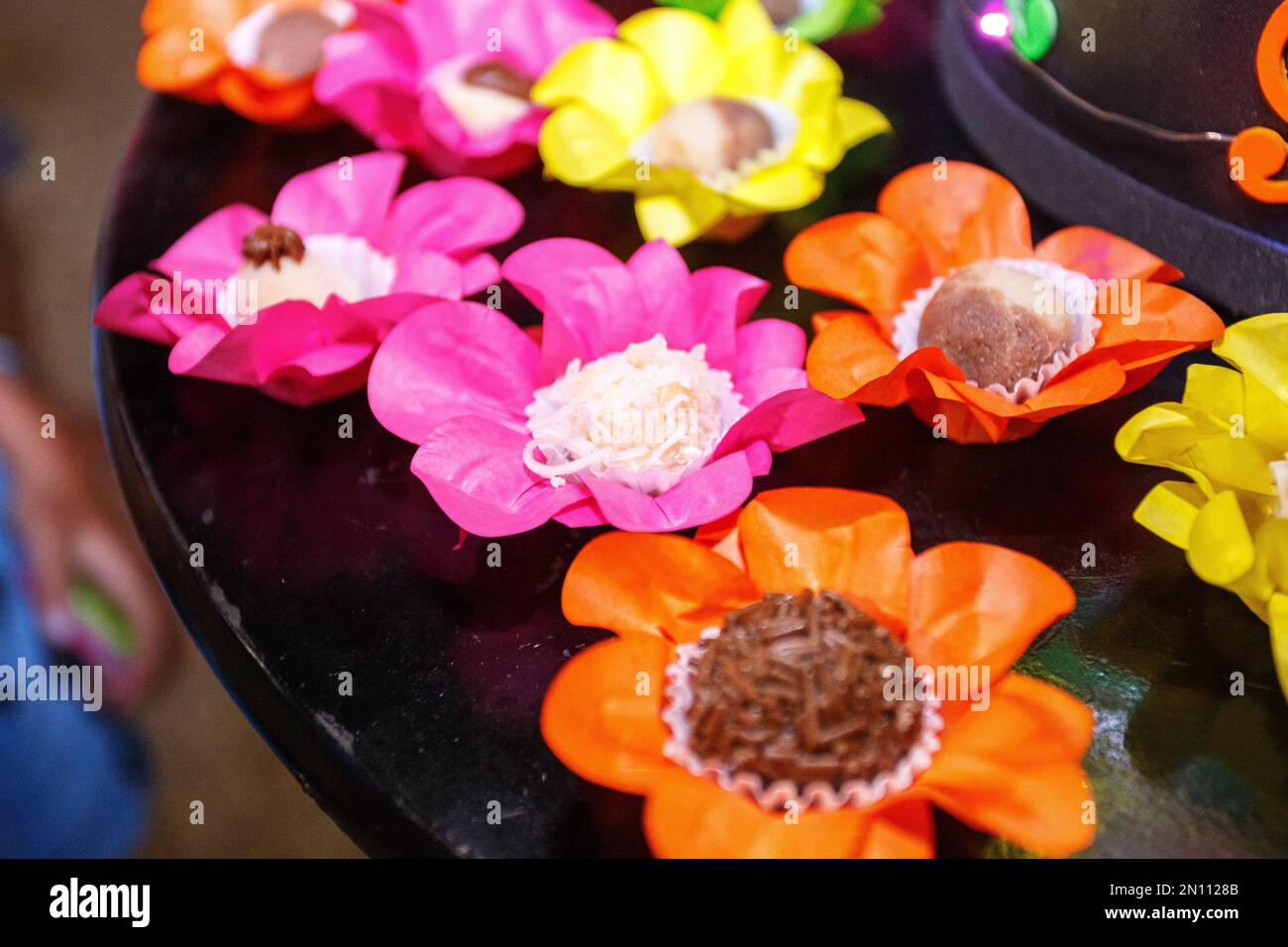 Festa dolci su un tavolo nero a Rio de Janeiro. Foto Stock