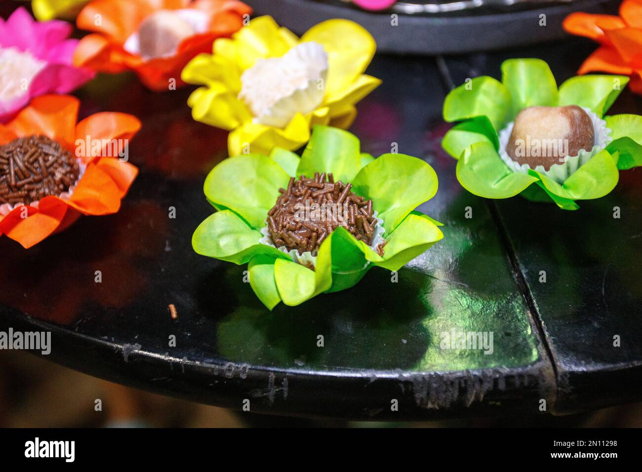 Festa dolci su un tavolo nero a Rio de Janeiro. Foto Stock